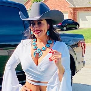 Meet your Posher, Alma n.